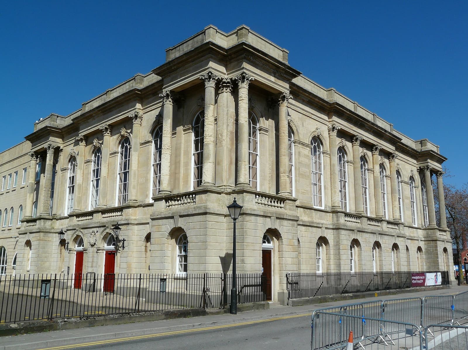 Das Dylan Thomas Centre, ein heller klassizistischer Bau in Swanseas Maritime Quarter