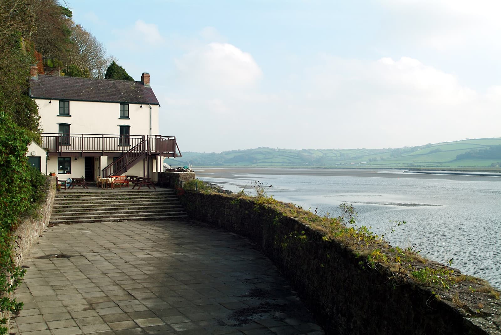 Das Dylan Thomas Boathouse am Ufer der Taf-Mündung in Laugharne