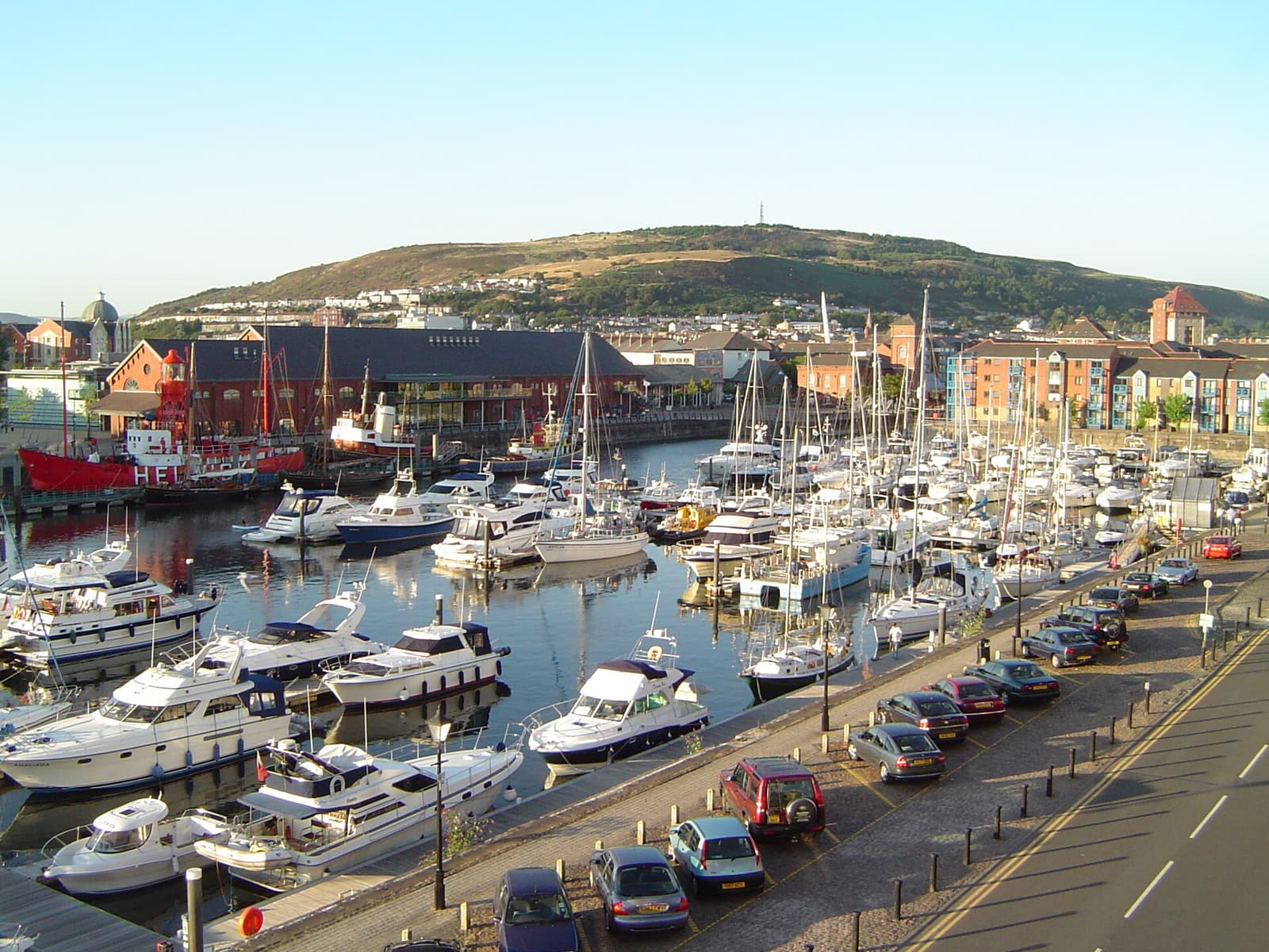 Jachten in der Swansea Marina, dahinter Apartmenthäuser am Wasser