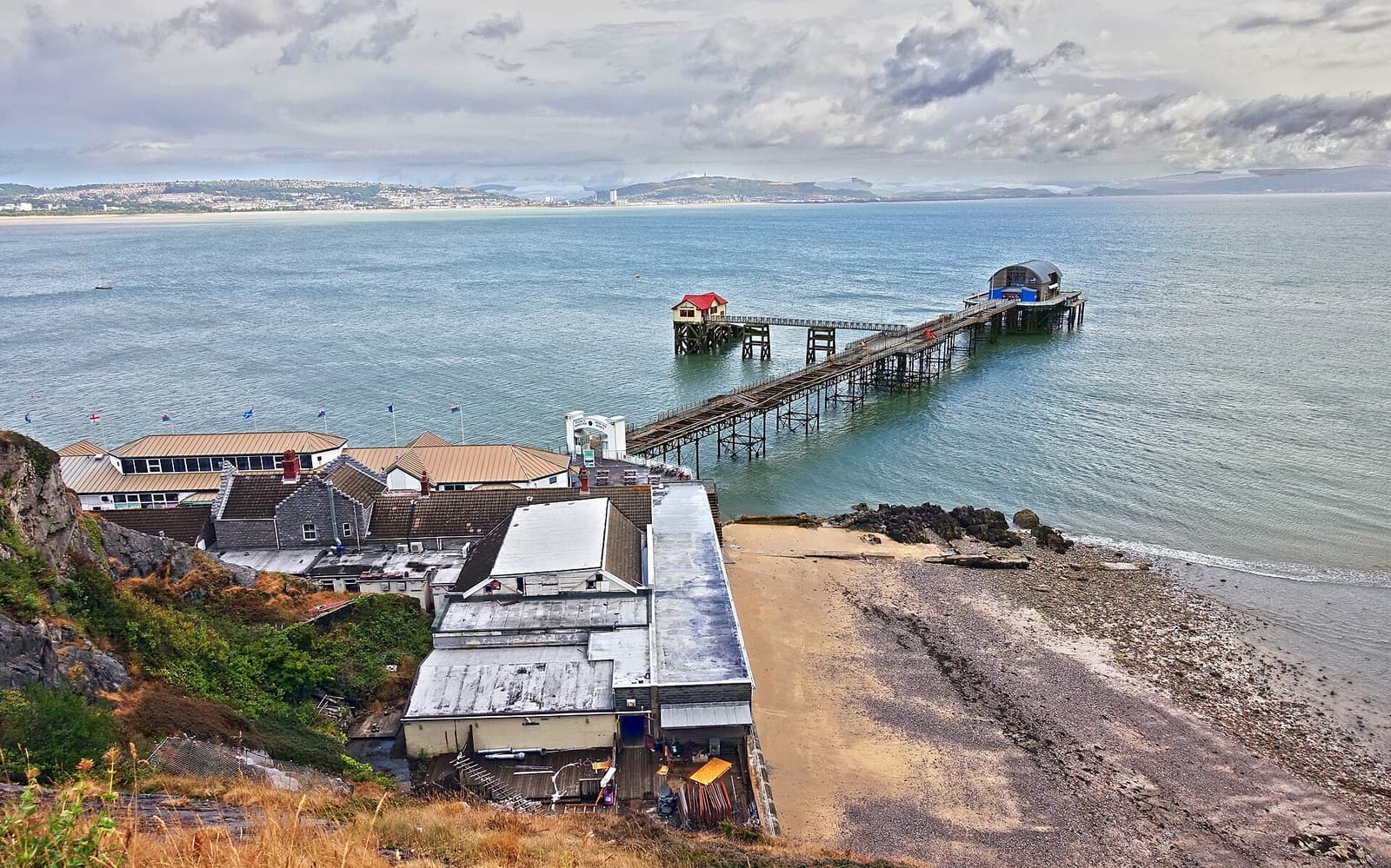 Der Mumbles Pier mit der Rettungsbootstation, von der Landspitze aus gesehen, dahinter die Swansea Bay