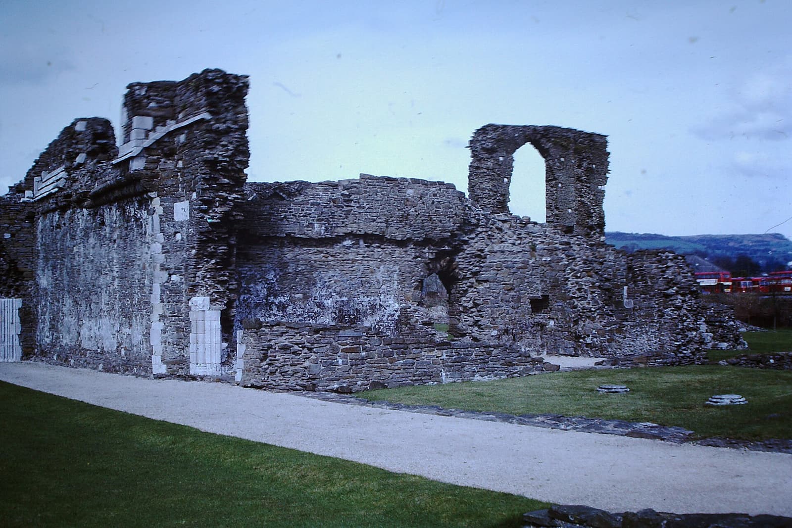 Die Mauerreste und Bögen der Ruine von Neath Abbey