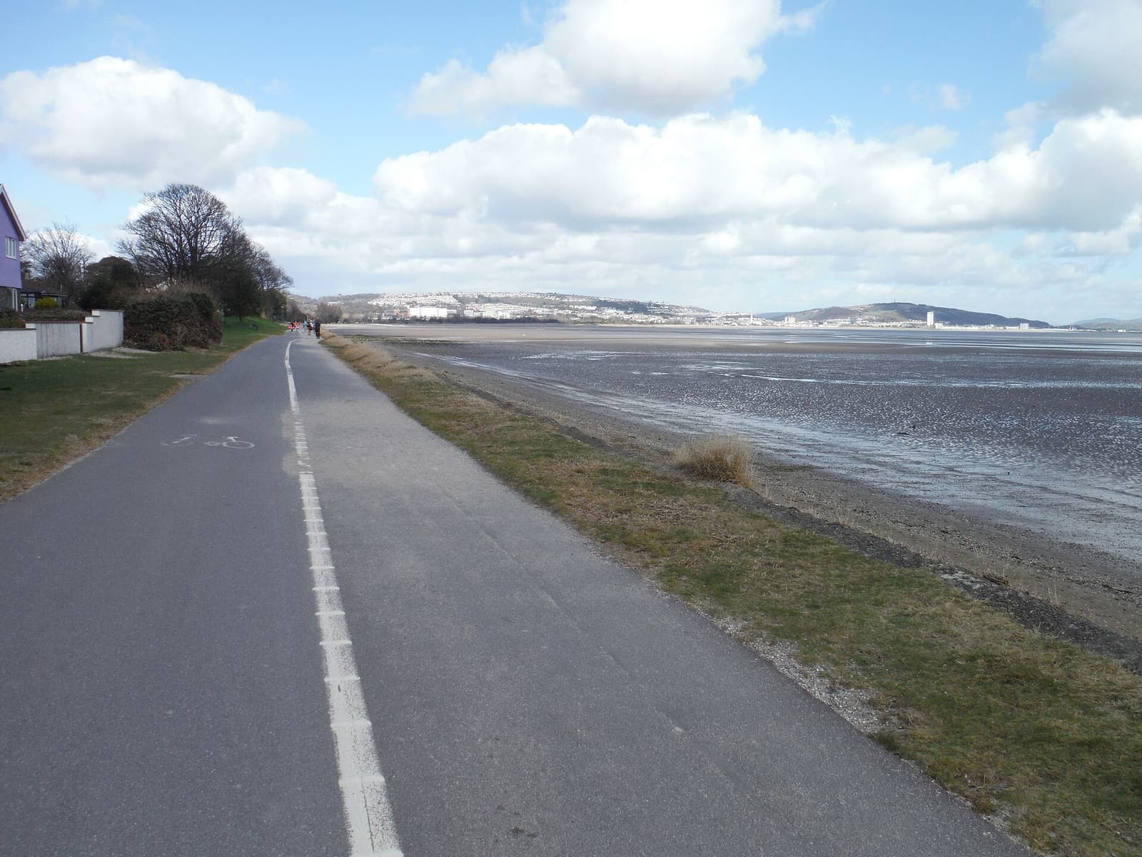 Der Radweg am Ufer der Swansea Bay bei West Cross, voraus liegt Mumbles