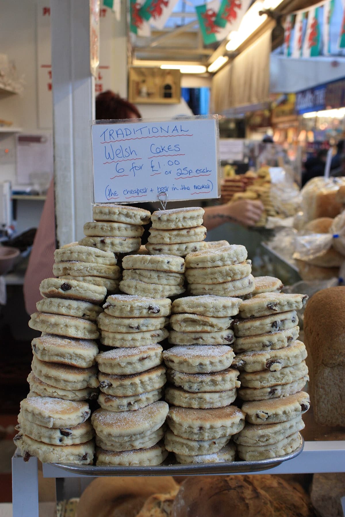 Bleche mit frisch gebackenen Welsh Cakes an einem Stand im Swansea Market