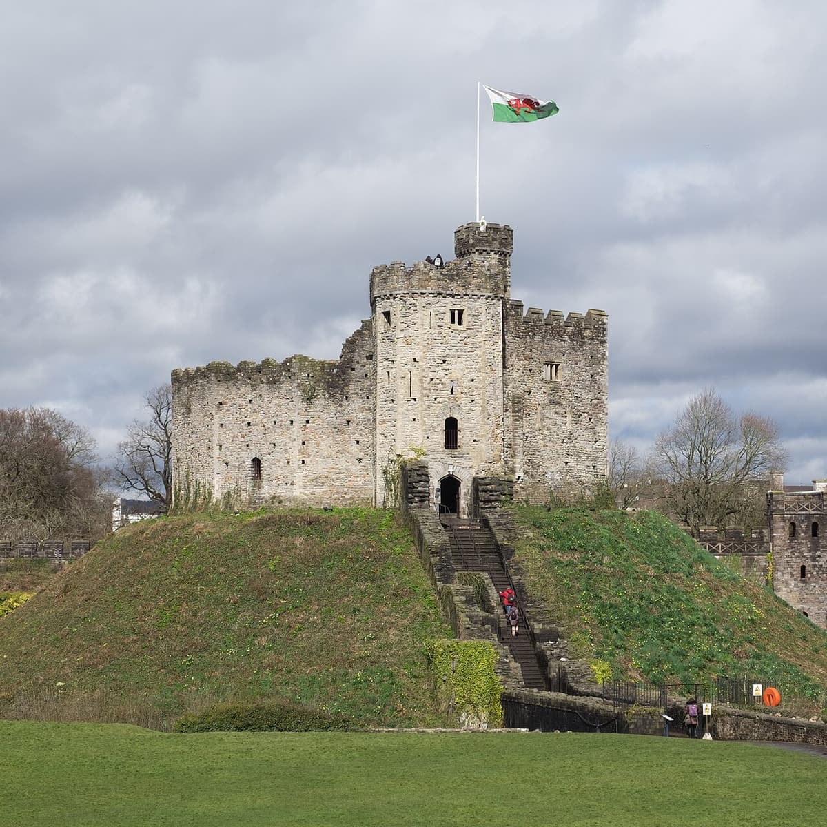 Der normannische Bergfried von Cardiff Castle auf seinem grasbewachsenen Hügel