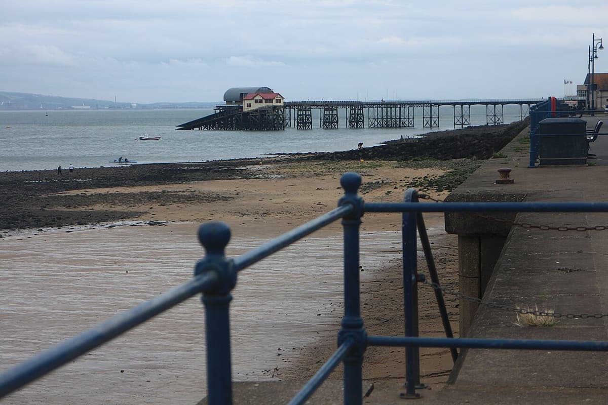 Der Mumbles Pier und die Rettungsbootstation ragen in die Swansea Bay