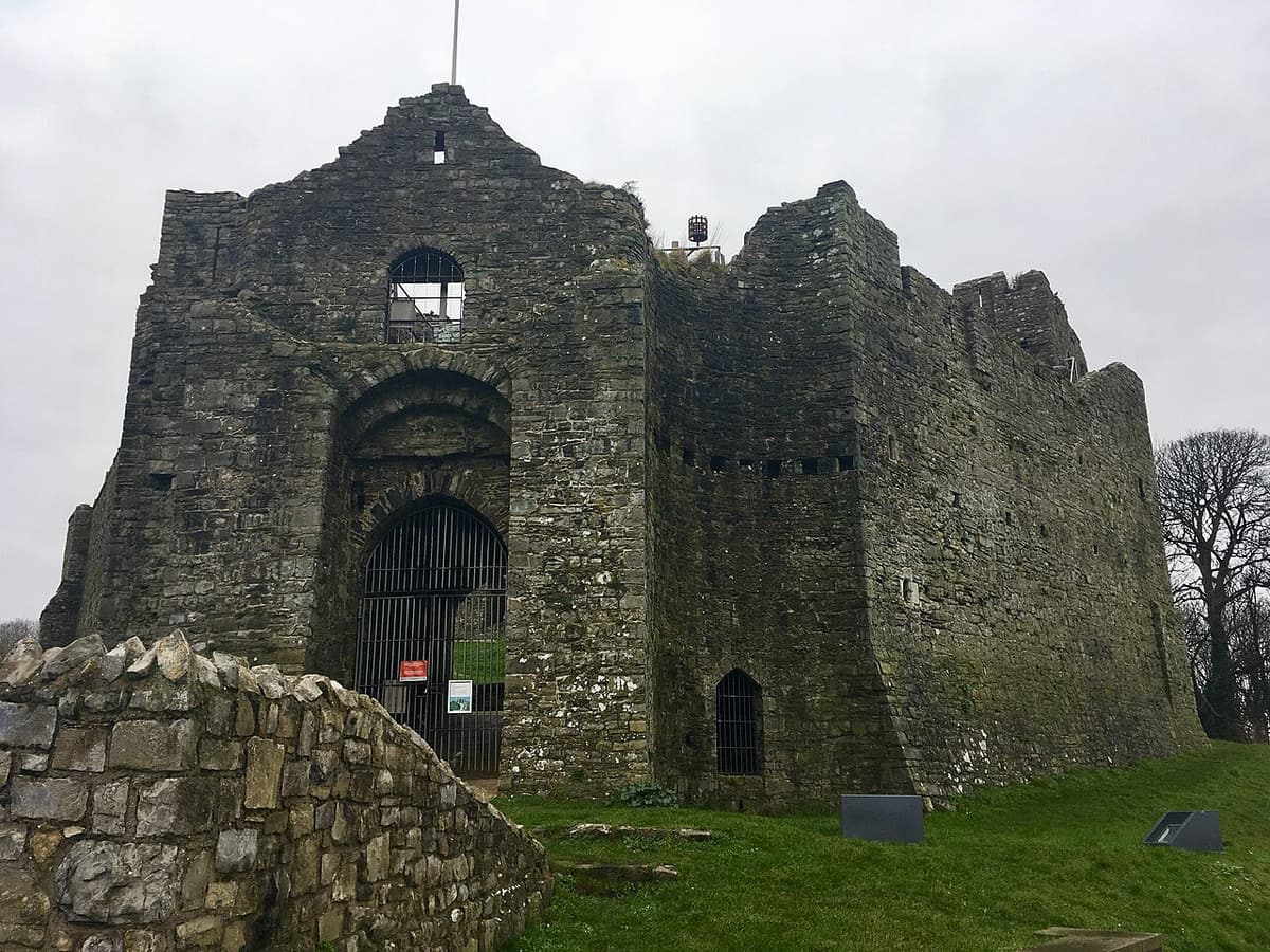 Die Turmruinen von Oystermouth Castle auf ihrem Hügel über Mumbles