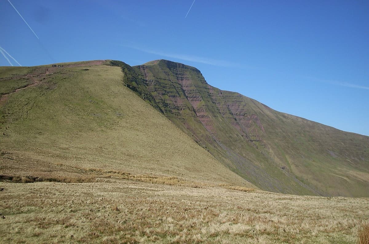 Der abgeflachte Gipfel des Pen y Fan in den Brecon Beacons