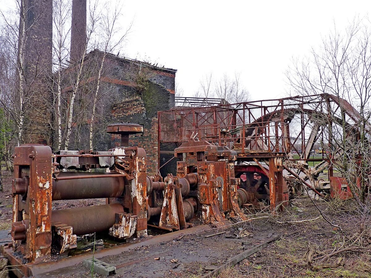 Rostende Walzwerksmaschinen auf dem historischen Gelände der Hafod-Morfa Copperworks in Swansea