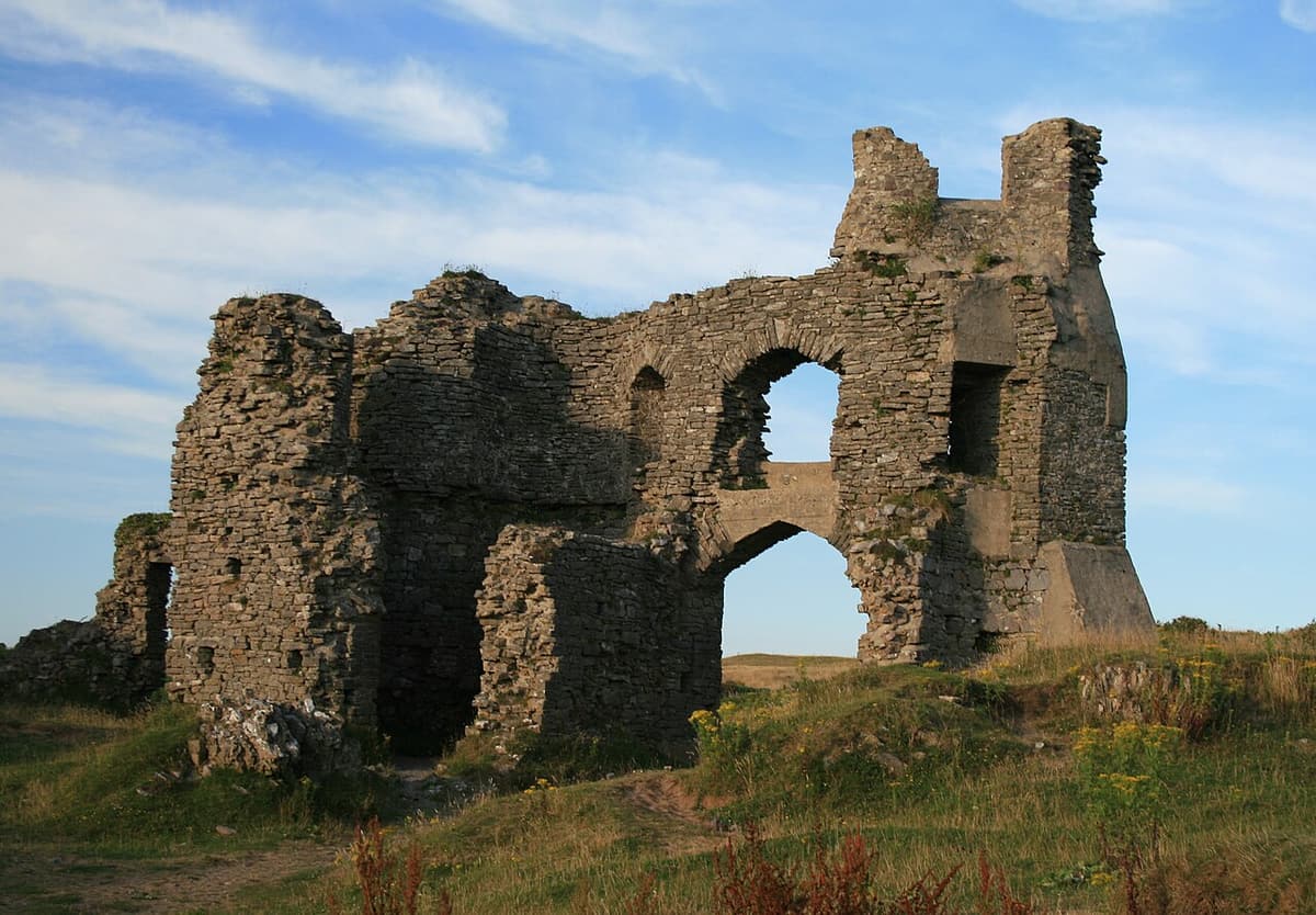 Die Ruine von Pennard Castle über dem Tal, das zur Three Cliffs Bay führt