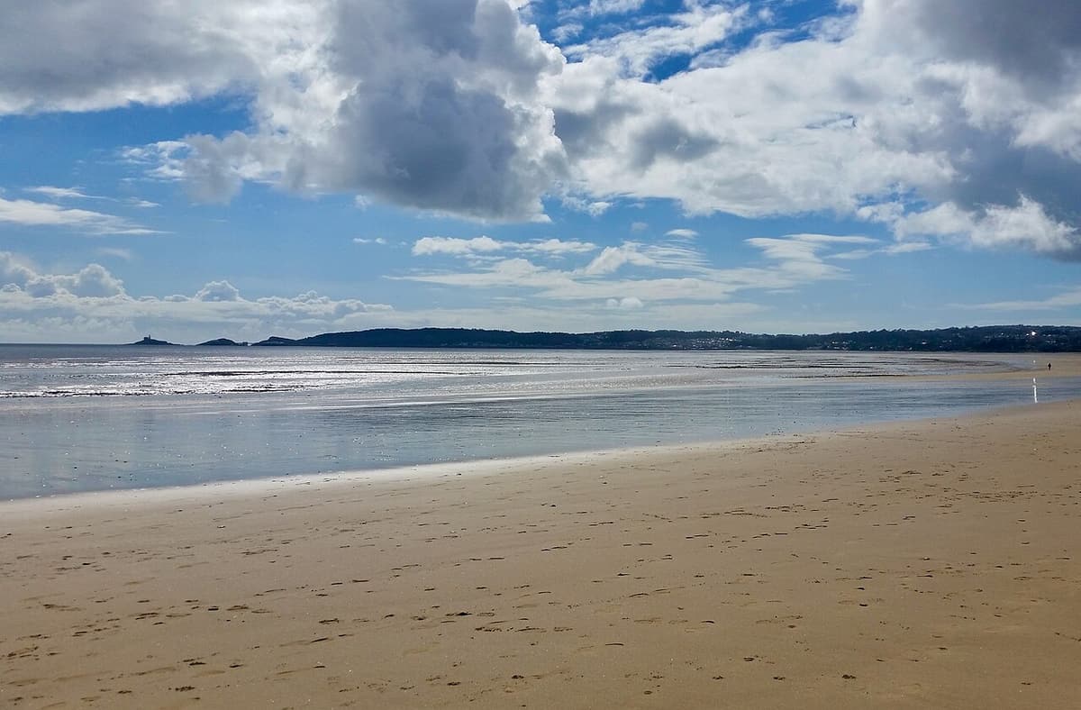 Der weite Bogen der Swansea Bay, bei Ebbe über den Sand gesehen
