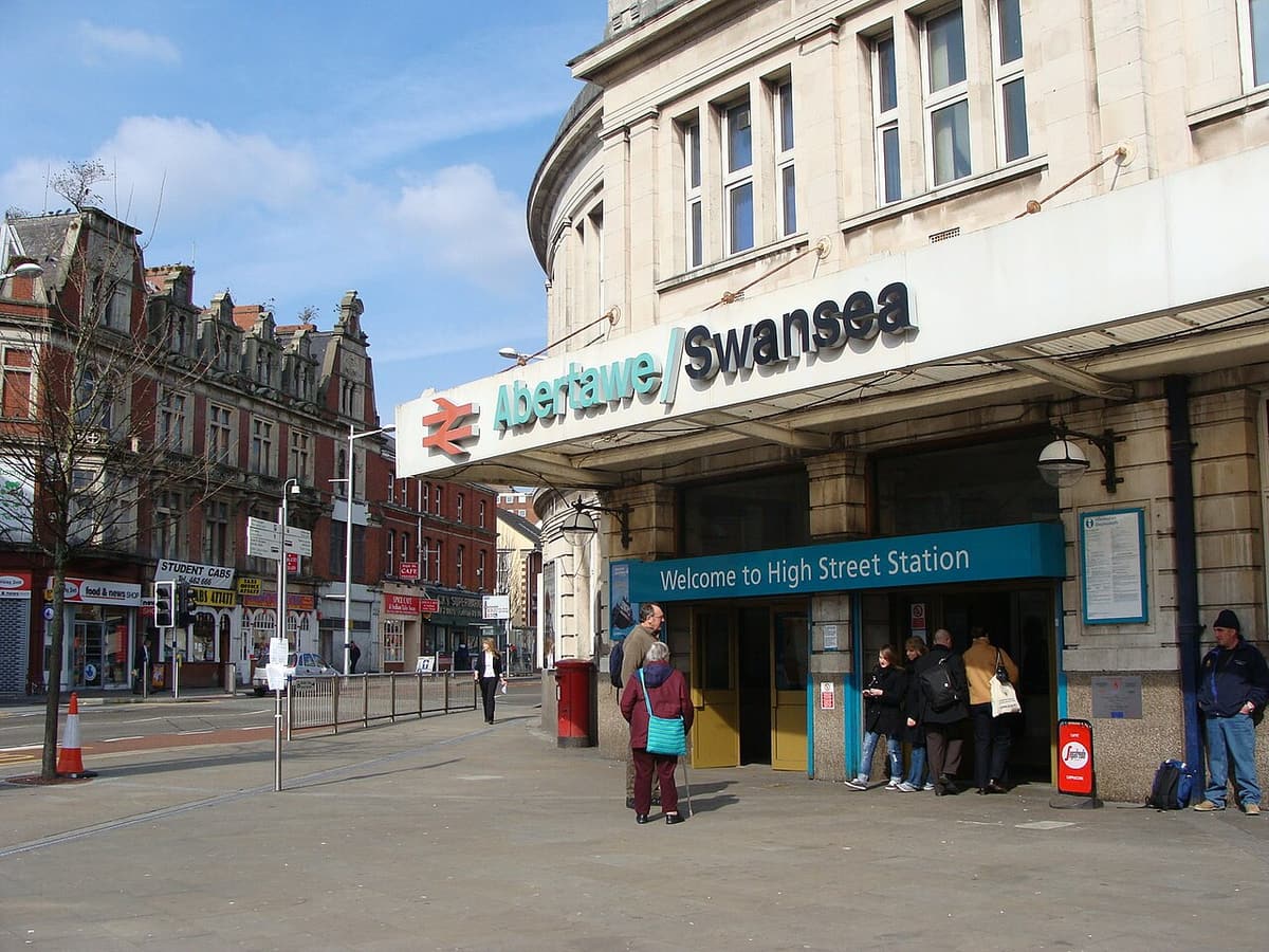 Die Steinfassade des Bahnhofs von Swansea an der High Street