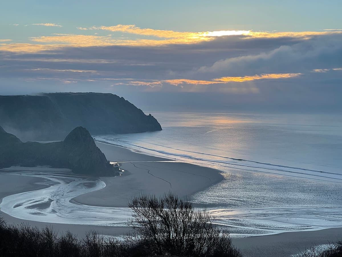 Die drei Kalksteinspitzen der Three Cliffs Bay über dem Sand und dem Pennard Pill